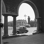 164174 Gezicht vanaf de arcade van het N.S.-station Nijmegen op het Stationsplein te Nijmegen.